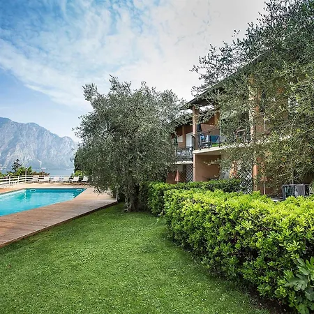 Zwei-zimmer-wohnung Mit Seeblick- Grill Und Gemeinschaftspool By Interhome *