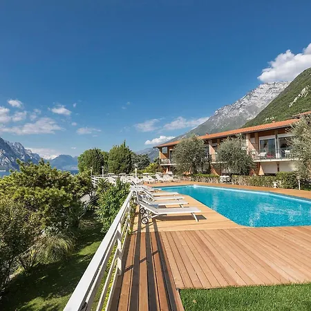 Zwei-zimmer-wohnung Mit Seeblick- Grill Und Gemeinschaftspool By Interhome *