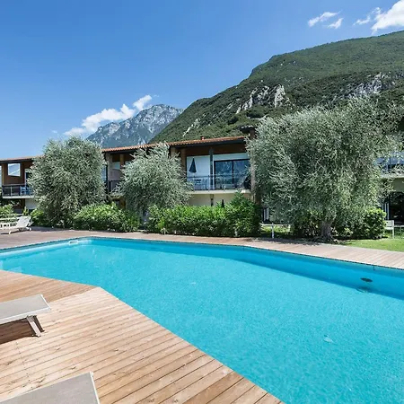 Zwei-zimmer-wohnung Mit Seeblick- Grill Und Gemeinschaftspool By Interhome