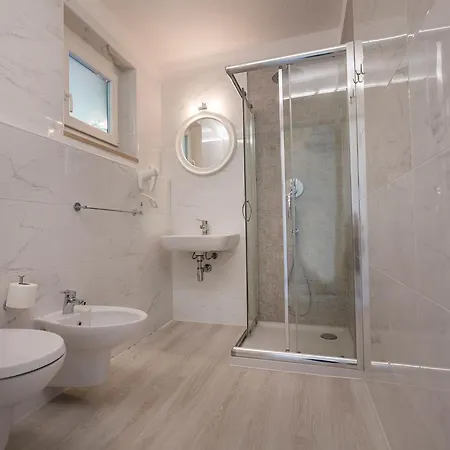 Daire Zwei-zimmer-wohnung Mit Seeblick- Grill Und Gemeinschaftspool By Interhome