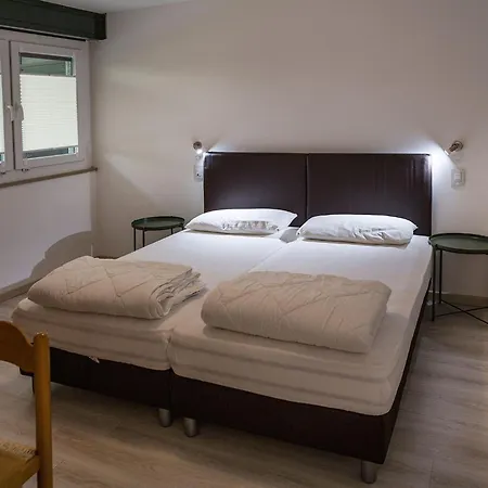 Zwei-zimmer-wohnung Mit Seeblick- Grill Und Gemeinschaftspool By Interhome