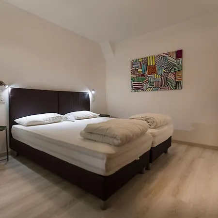 Zwei-zimmer-wohnung Mit Seeblick- Grill Und Gemeinschaftspool By Interhome