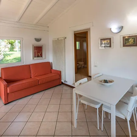 Apartmán Zwei-zimmer-wohnung Mit Seeblick- Grill Und Gemeinschaftspool By Interhome *