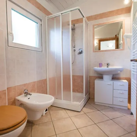 Zwei-zimmer-wohnung Mit Seeblick- Grill Und Gemeinschaftspool By Interhome Daire