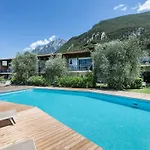 Zwei-zimmer-wohnung Mit Seeblick- Grill Und Gemeinschaftspool By Interhome