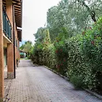 Zwei-zimmer-wohnung Mit Seeblick- Grill Und Gemeinschaftspool By Interhome