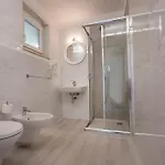 Apartmán Zwei-zimmer-wohnung Mit Seeblick- Grill Und Gemeinschaftspool By Interhome