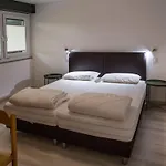 Zwei-zimmer-wohnung Mit Seeblick- Grill Und Gemeinschaftspool By Interhome