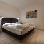 Zwei-zimmer-wohnung Mit Seeblick- Grill Und Gemeinschaftspool By Interhome