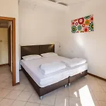 Zwei-zimmer-wohnung Mit Seeblick- Grill Und Gemeinschaftspool By Interhome