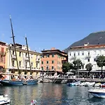 Zwei-zimmer-wohnung Mit Seeblick- Grill Und Gemeinschaftspool By Interhome