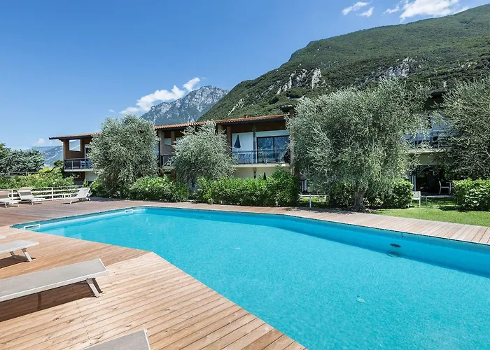 Zwei-zimmer-wohnung Mit Seeblick- Grill Und Gemeinschaftspool By Interhome