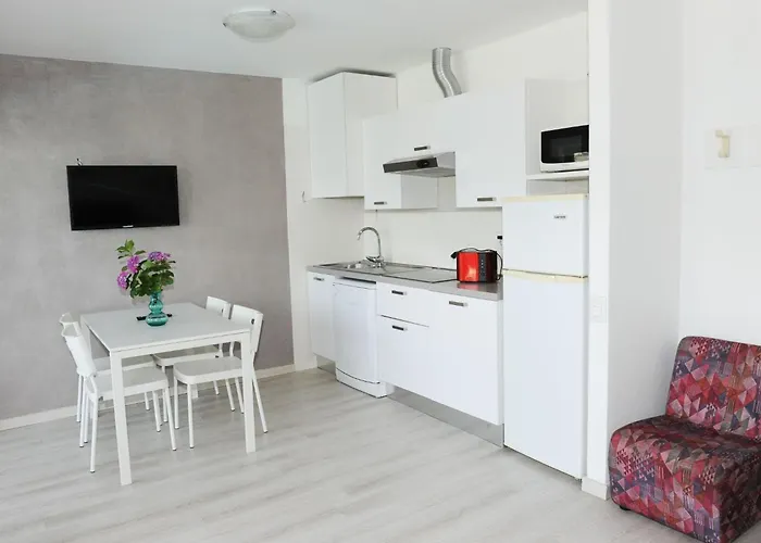 Zwei-zimmer-wohnung Mit Seeblick- Grill Und Gemeinschaftspool By Interhome * Malcesine