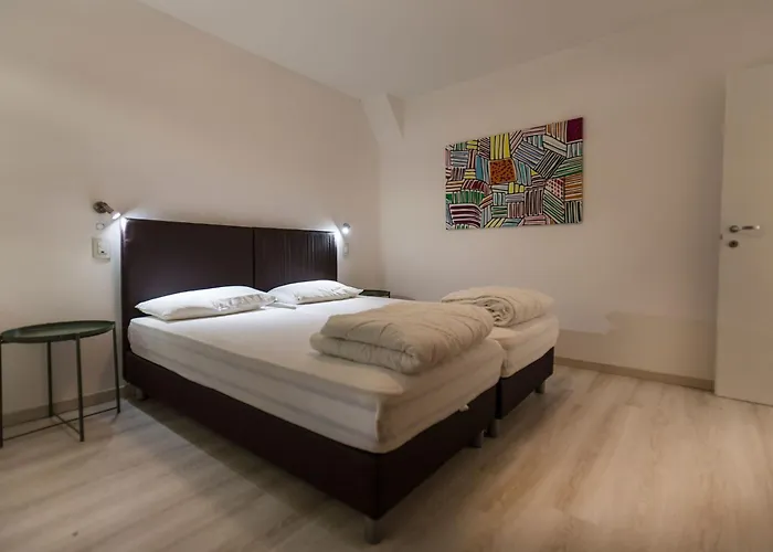 Zwei-zimmer-wohnung Mit Seeblick- Grill Und Gemeinschaftspool By Interhome