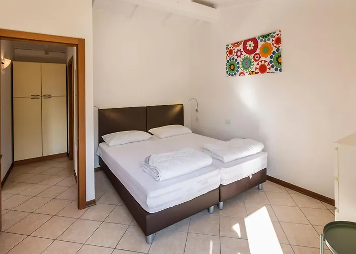 Zwei-zimmer-wohnung Mit Seeblick- Grill Und Gemeinschaftspool By Interhome