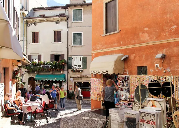 Zwei-zimmer-wohnung Mit Seeblick- Grill Und Gemeinschaftspool By Interhome *