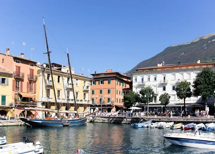 Zwei-zimmer-wohnung Mit Seeblick- Grill Und Gemeinschaftspool By Interhome