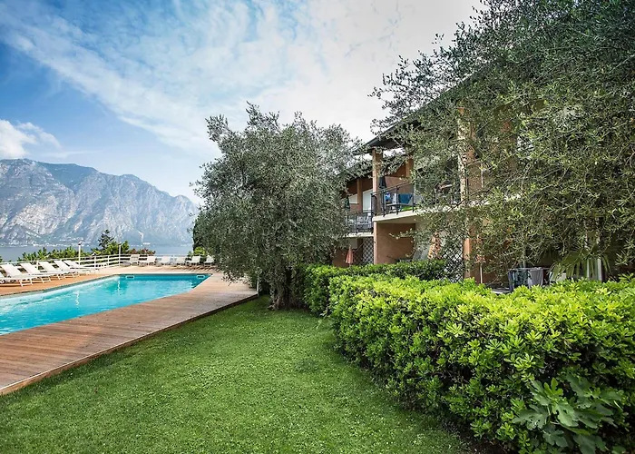 Zwei-zimmer-wohnung Mit Seeblick- Grill Und Gemeinschaftspool By Interhome *