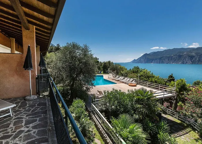 Zwei-zimmer-wohnung Mit Seeblick- Grill Und Gemeinschaftspool By Interhome