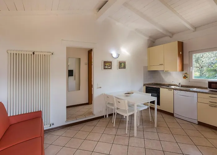Zwei-zimmer-wohnung Mit Seeblick- Grill Und Gemeinschaftspool By Interhome 말세진느