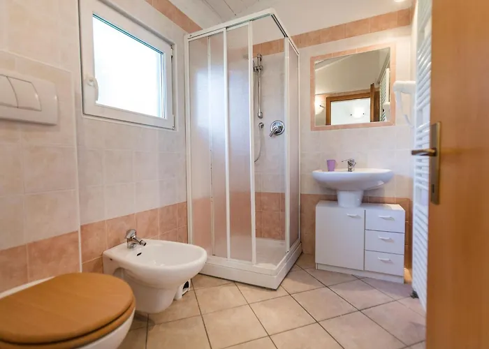 Zwei-zimmer-wohnung Mit Seeblick- Grill Und Gemeinschaftspool By Interhome 아파트